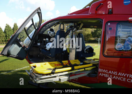 Nahaufnahme der integrierten sretcher Versammlung, die in der Kabine eines Helikopters der Wales Air Ambulance Service passt Stockfoto