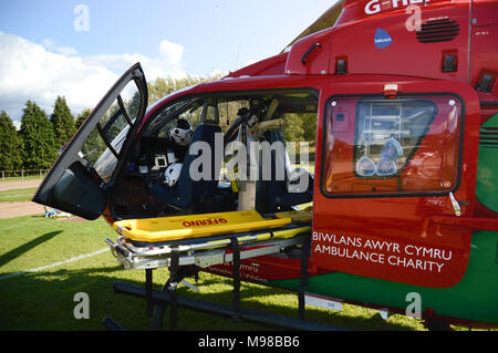 Nahaufnahme der integrierten sretcher Versammlung, die in der Kabine eines Helikopters der Wales Air Ambulance Service passt Stockfoto