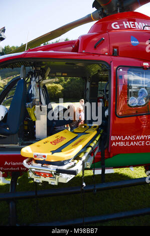 Nahaufnahme der integrierten sretcher Versammlung, die in der Kabine eines Helikopters der Wales Air Ambulance Service passt Stockfoto