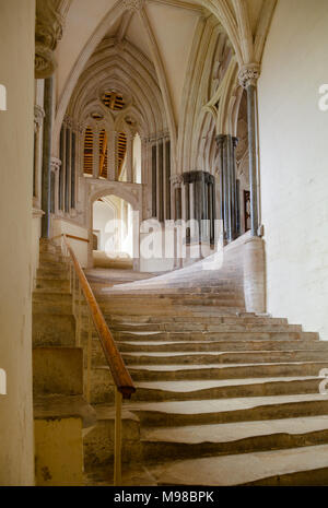 Wear-out-Treppe in den Kapitelsaal und Vikare in der Nähe von Wells Cathedral (Kathedrale Kirche des Hl. Andreas) in Somerset, South West England, Großbritannien Stockfoto