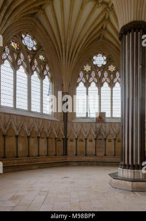 Der Kapitelsaal des anglikanischen Wells Cathedral (Kathedrale Kirche des Hl. Andreas) mit gewölbter Decke und Nischen für Sitzplätze in den Wänden, Somerset, Stockfoto