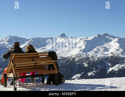 Die schweizer Ski und Schnee - Sport verbundenen Ferienort St. Luc und Chandolin in der Region Wallis in der Schweiz. Skifahrer entspannende und Suchen in Richtung Grimentz Stockfoto