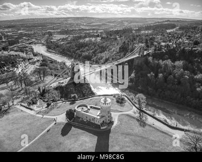 Luftaufnahme der Clifton Suspension Bridge über den Avon Gorge und Clifton Sternwarte, Bristol, Großbritannien - Schwarz und Weiß Stockfoto