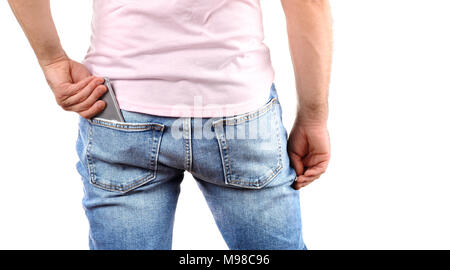 Menschen stellen ein Smartphone in eine Jeans Tasche. Ansicht von hinten Stockfoto