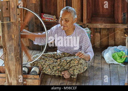 Khit Sunn Yin, eine Weberei Zentrum am Inle See in Myanmar (Birma) Stockfoto