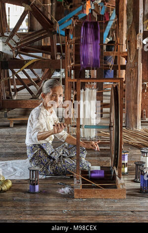 Khit Sunn Yin, eine Weberei Zentrum am Inle See in Myanmar (Birma) Stockfoto