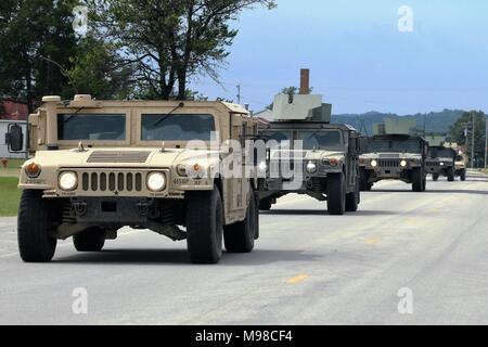 Soldaten am Fort McCoy, Wis., für die Ausbildung in der Bekämpfung der Support Training (CSTX) 86-17-02 betreiben Humvees in einem Konvoi Aug 9, 2017. Die Soldaten waren Bestandteil des Datensatzes 155,975 Mitarbeiter, die am Fort McCoy im Geschäftsjahr 2017 geschult. Die Übung, sowie die globale Medic 2017 Übung, mehr als 12.000 Mitglieder aus der Armee, Marine, Luftwaffe und Marine Corps sowie aus sechs Ländern enthalten. CSTX ist ein Kampf Support Training Programm, welches ist ein groß angelegtes Training Event, wo Einheiten Erfahrung taktische Schulung Szenarien, die speziell den replicat Stockfoto