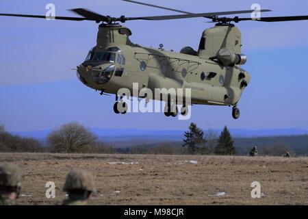 Grafenwöhr, Deutschland - An einem kalten und windigen Nachmittag, eine CH-47 Chinook Hubschrauber von 2-227 th Aviation Regiment, 1 Air Cavalry Brigade, bieten eine Unterstützung für die Batterie B, 4.BATAILLON, 319 Airborne Field Artillery Regiment, 173Rd Airborne Brigade Combat Team, 20. März 2018 während einer platoon Level live fire Qualifikation Air Assault Artillerie-Raid. Air Assault Missionen Feld Artilleristen schnell auf dem Schlachtfeld bewegen, um Unterdrückung der Feind Antenne Verteidigung Missionen durchzuführen oder (SUP). (U.S. Armee Foto von Charles Rosemond) Stockfoto