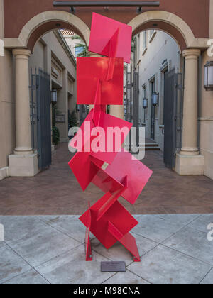 Stadt Napa, Kalifornien/November 28, 2016: Rote Quadrate stahlskulptur von Gordon Huether liegt in der ersten Straße. Stockfoto