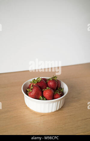 Erdbeeren bereit zu essen in der Schüssel auf hellen Hintergrund Stockfoto