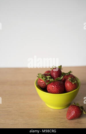 Lecker Erdbeeren in eine Schüssel für Zutat Vorbereitung auf hellen Hintergrund Stockfoto