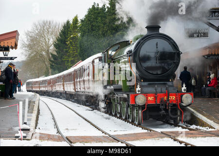 LNER Dampflok 8572 verlassen Hampton Loade Station auf dem Severn Valley Railway, Shropshire. Stockfoto