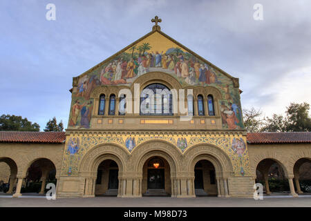 Stanford, Kalifornien - 19. März 2018: die Nordfassade des Stanford Gedächtniskirche von den wichtigsten Quad Stockfoto