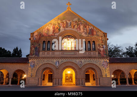 Stanford, Kalifornien - 19. März 2018: die Nordfassade des Stanford Gedächtniskirche von den wichtigsten Quad Stockfoto