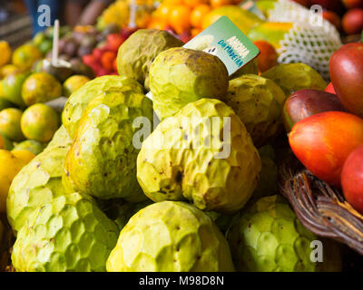 Frische Früchte am Markt mit Fokus auf Anonas (Custard Apple) Stockfoto