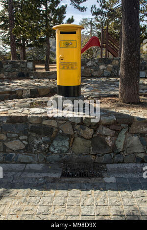 Neuen Stil gelben Briefkasten in der Nähe von Troodos Square im Limassol District von Zypern, Mittelmeer, Europa Stockfoto