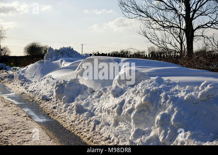 Am Straßenrand Schneeverwehungen auf Mendip Hills, Somerset März 2018 Stockfoto