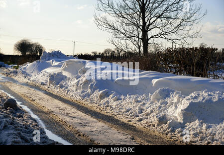 Am Straßenrand Schneeverwehungen auf Mendip Hills, Somerset März 2018 Stockfoto