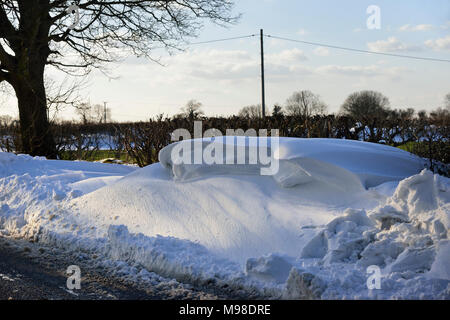 Am Straßenrand Schneeverwehungen auf Mendip Hills, Somerset März 2018 Stockfoto