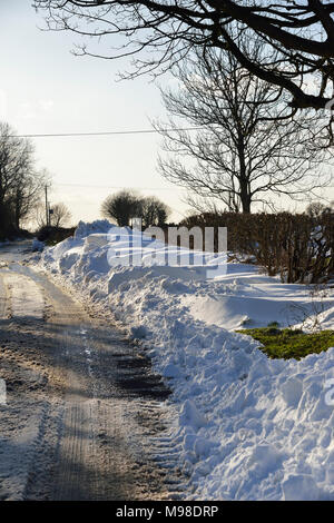 Am Straßenrand Schneeverwehungen auf Mendip Hills, Somerset März 2018 Stockfoto