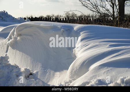 Am Straßenrand Schneeverwehungen auf Mendip Hills, Somerset März 2018 Stockfoto