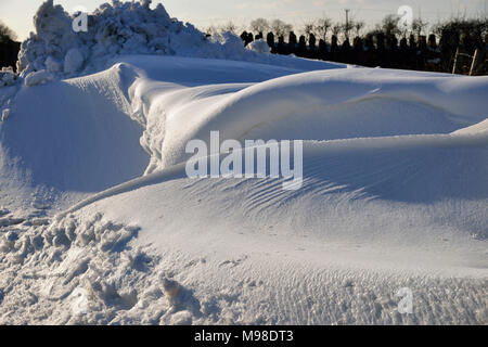 Am Straßenrand Schneeverwehungen auf Mendip Hills, Somerset März 2018 Stockfoto