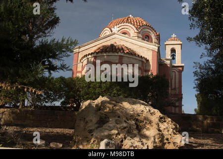 Kirche neben der Georgios Grivas Memorial auf dem Weg nach Coral Bay, Paphos, Zypern, Mittelmeer Stockfoto