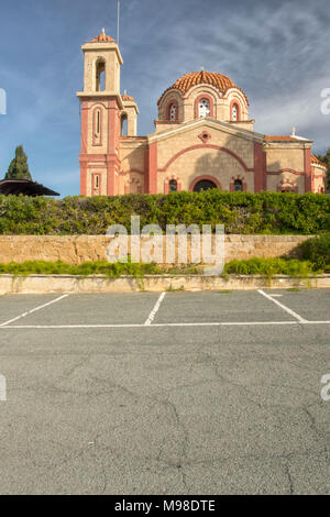 Kirche neben der Georgios Grivas Memorial auf dem Weg nach Coral Bay, Paphos, Zypern, Mittelmeer Stockfoto