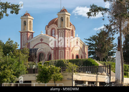 Kirche neben der Georgios Grivas Memorial auf dem Weg nach Coral Bay, Paphos, Zypern, Mittelmeer Stockfoto