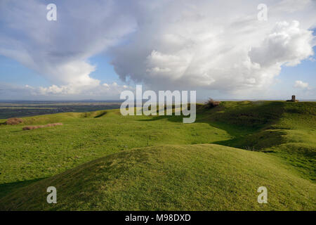 Sturmwolken über Somerset Levels gesehen von der Oberseite des Brent Knoll Hill Fort mit Glastonbury Tor in der Ferne Stockfoto