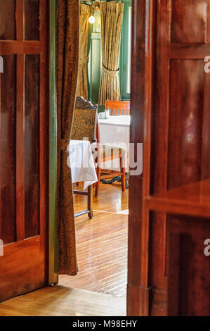 Auf der Suche durch eine Tür auf einem luxuriösen vintage Esszimmer Stockfoto