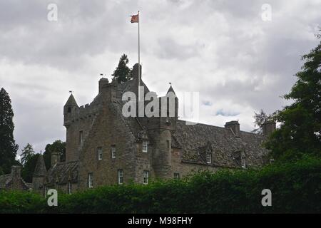 Cawdor Castle befindet sich inmitten von Gärten in der Pfarrei von Cawdor in den Highlands von Schottland. Das Schloss ist um einen Turm aus dem 15. Jahrhundert erbaut. Stockfoto