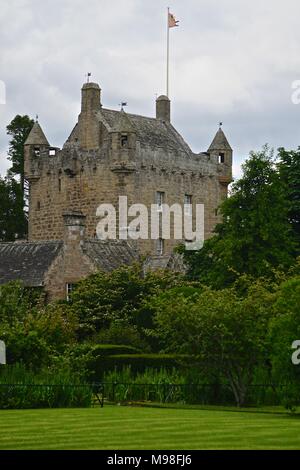 Cawdor Castle befindet sich inmitten von Gärten in der Pfarrei von Cawdor in den Highlands von Schottland. Das Schloss ist um einen Turm aus dem 15. Jahrhundert erbaut. Stockfoto