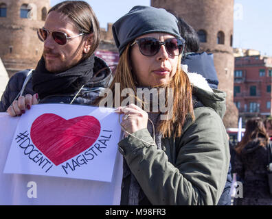 Rom, Italien. 23 Mär, 2018. Hunderte von Lehrern haben sich gefesselt vor dem Bildungsministerium gegen die Prekarität der Arbeit. Lehrerinnen und Lehrer jeden Tag zusammen leben, mit Kürzungen bei Bildung, Mangel an Ausrüstung für Behinderte und unterstützt Lehrer, die Klassen sind immer überfüllt. In dieser Situation, Menschen, die arbeiten seit mehr als zehn Jahren besteht die Gefahr, dass aus der modernen Wettbewerben ausgeschlossen, weil sie die pädagogische Qualifikation für die Fortbildung geändert. Credit: Elisa Bianchini/Pacific Press/Alamy leben Nachrichten Stockfoto