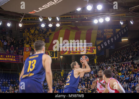 Barcelona, Spanien. 23 Mär, 2018. Unabhängigkeit Flagge von Katalonien während des 2017/2018 Turkish Airlines EuroLeague Saison Runde 28 Spiel zwischen dem FC Barcelona Lassa und Baskonia auf Palau Blaugrana am 23. März in Barcelona, Spanien 2018. Credit: Ukko Images/Pacific Press/Alamy leben Nachrichten Stockfoto