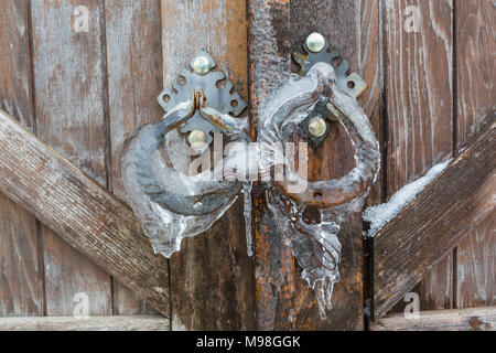 Vintage gates Griff mit Schnee und Eis bedeckt Stockfoto