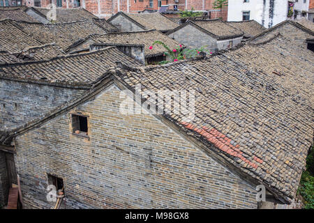 Rotes Ziegeldach, aka Spanisch oder Mission Tonziegel Haus im Bau in der Nähe, andere auf Berg in Verwitterten Fliesen zeigen ihr Alter in einem Vorort von Ca Stockfoto