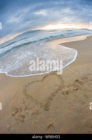 Herz am Strand sand in Cloud Tag gezeichnet Stockfoto