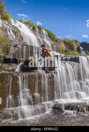 Bikini Girl neben tropischen Wasserfall in Thailand zu idyllischen Stockfoto