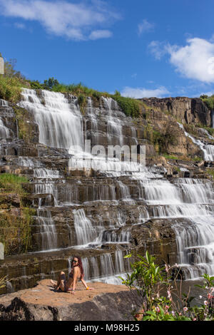 Bikini Girl neben tropischen Wasserfall in Thailand zu idyllischen Stockfoto