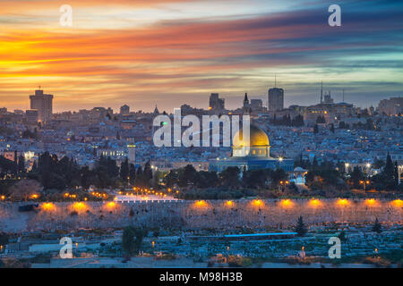 Altstadt von Jerusalem. Stadtbild Bild von Jerusalem, Israel mit Felsendom bei Sonnenuntergang. Stockfoto