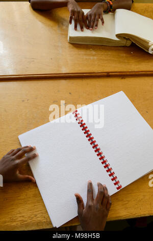 Äthiopien, Amhara, Gondar, Schule für blinde Kinder, Lesung Braillezeichen/AETHIOPIEN, Amhara, Gonder, Schule fuer Blinde Kinder, Blindenschrift lesen Stockfoto