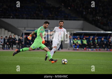 Athen, Griechenland. 23 Mär, 2018. Orestis Karnezis Torwart der griechischen Mannschaft durch den Ball weg vor Haris Seferovic (Nr. 9) in der Schweiz. Credit: Dimitrios Karvountzis/Pacific Press/Alamy leben Nachrichten Stockfoto