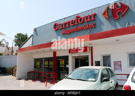 Santorini, Griechenland - 20. Juli 2013: Großer Supermarkt Carrefour Stockfoto