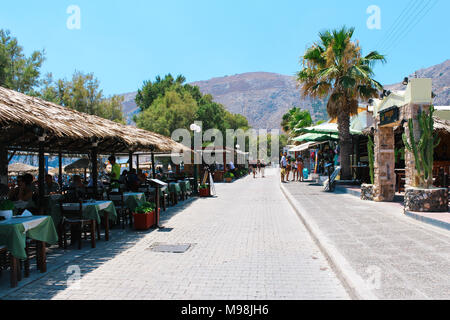 Santorini, Griechenland - Juli 20, 2013: Restaurant Terrasse in Kamari Beach Stockfoto