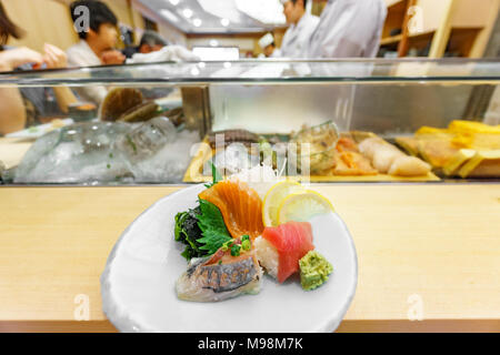 Sushi Platte, ein typisch japanisches Restaurant Stockfoto