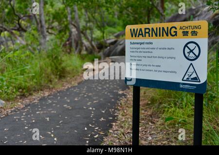 Warnung Achtung Zeichen für kein Tauchen Sie in den Pool an der Felssturz in großen crystal Creek, Crystal Creek QLD 4816, Paluma Range National Park, Australien Stockfoto