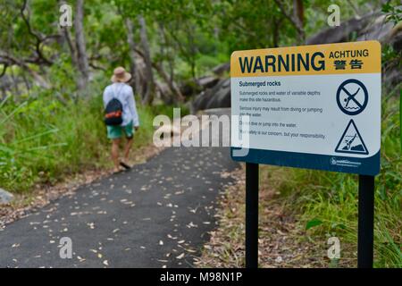 Warnung Achtung Zeichen für kein Tauchen Sie in den Pool an der Felssturz in großen crystal Creek, Crystal Creek QLD 4816, Paluma Range National Park, Australien Stockfoto