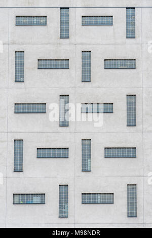 Abstraktes Fenstermuster in einem unbekannten Wohnblock in Plymouth, Devon. Zimmer mit Aussicht Konzept, Hauseigentümer, arbeiten von zu Hause aus, UK Covid WFH. Stockfoto