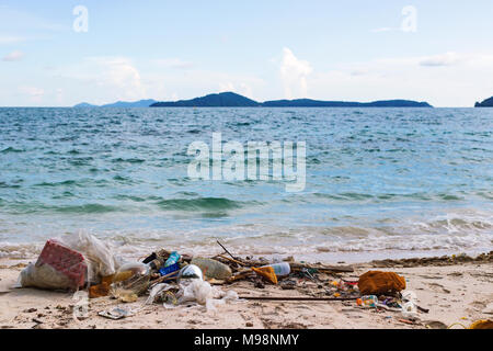 Die Zerstörung der Natur durch die Hand des Menschen. Von Hausmüll ins Meer gekippt wird. Stockfoto